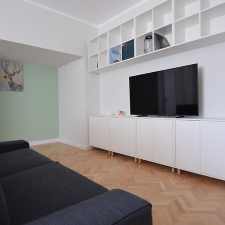 Beautiful Apartment In Old City Boekarest Buitenkant foto