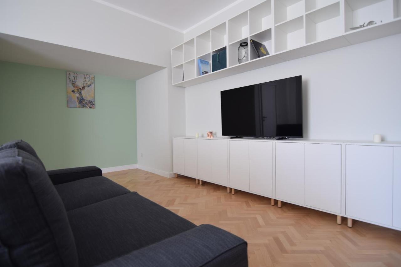 Beautiful Apartment In Old City Boekarest Buitenkant foto