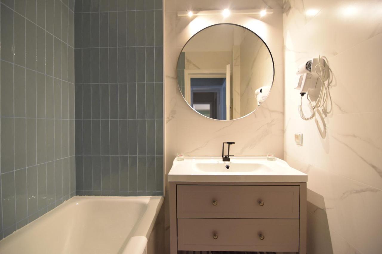 Beautiful Apartment In Old City Boekarest Buitenkant foto