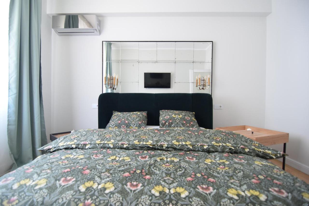 Beautiful Apartment In Old City Boekarest Buitenkant foto