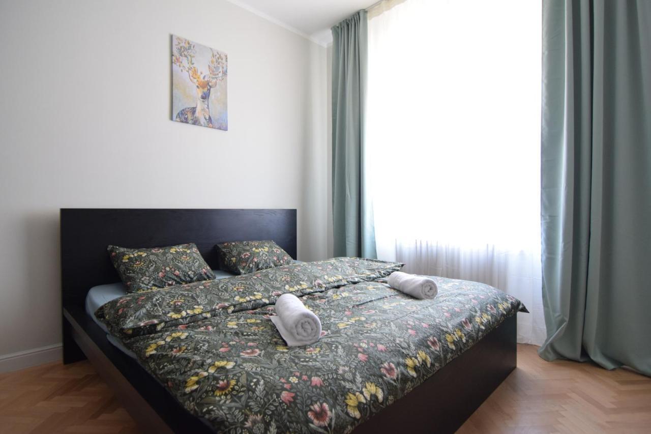 Beautiful Apartment In Old City Boekarest Buitenkant foto