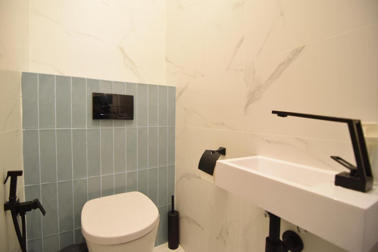 Beautiful Apartment In Old City Boekarest Buitenkant foto