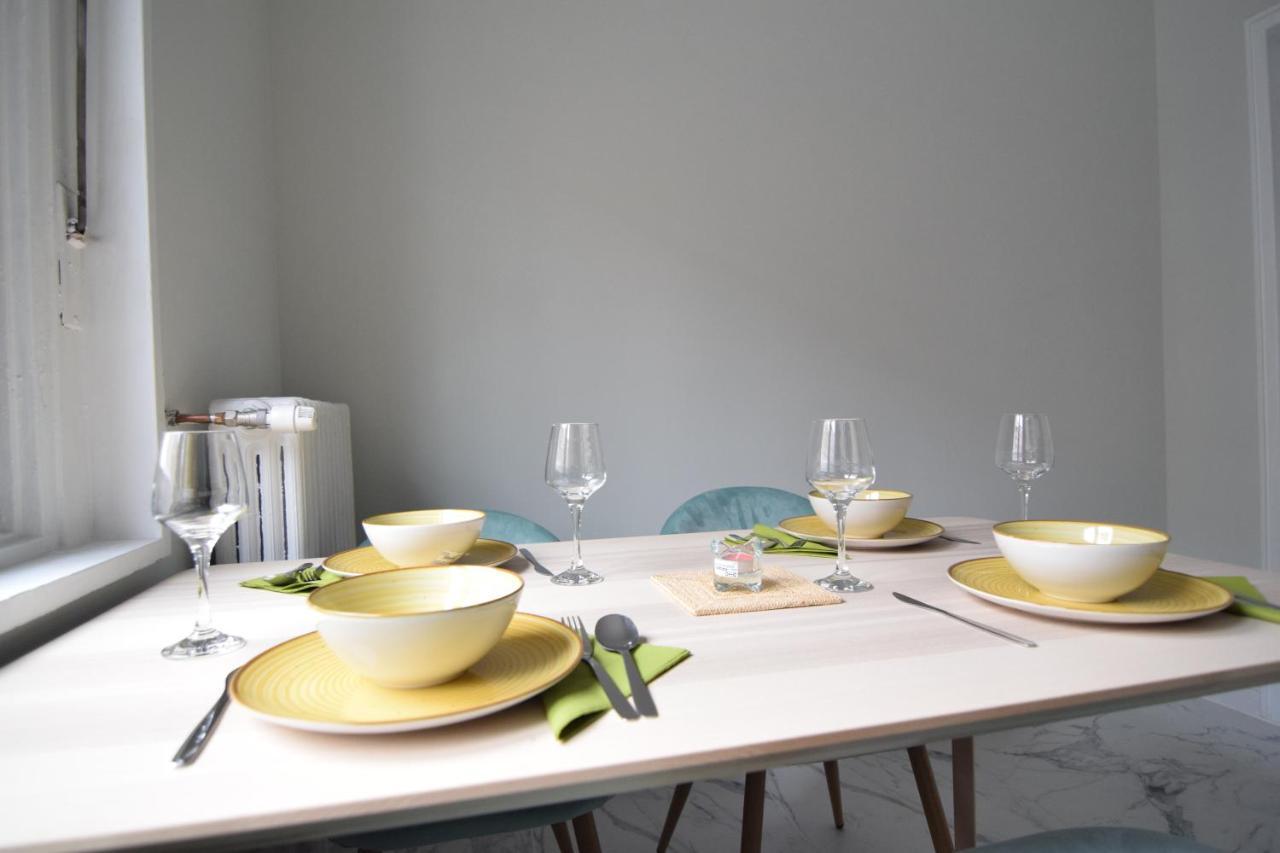 Beautiful Apartment In Old City Boekarest Buitenkant foto