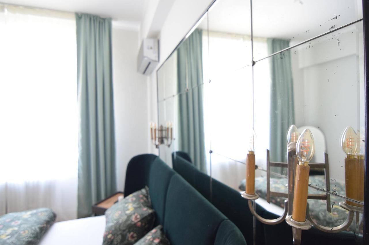 Beautiful Apartment In Old City Boekarest Buitenkant foto