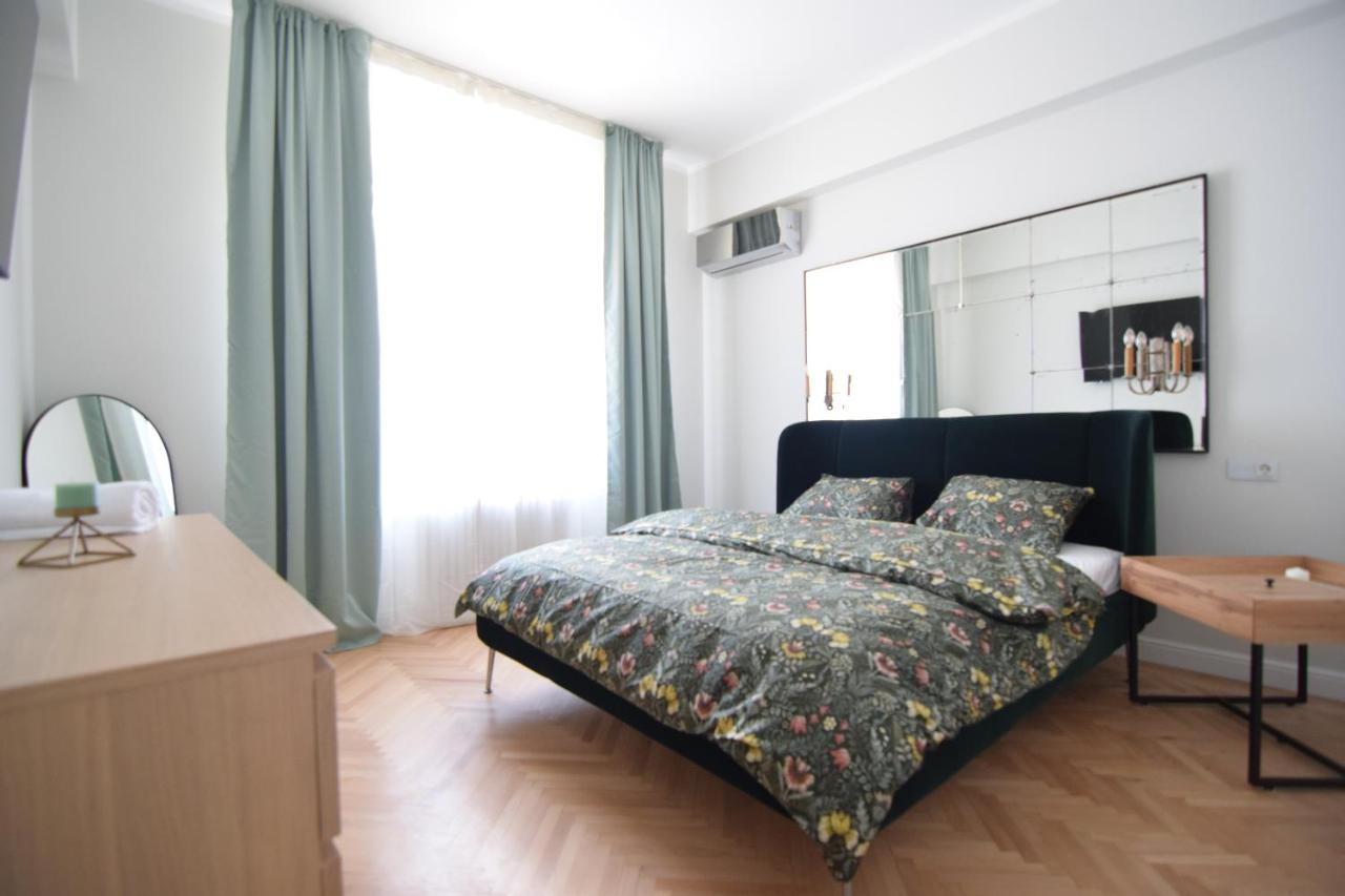 Beautiful Apartment In Old City Boekarest Buitenkant foto