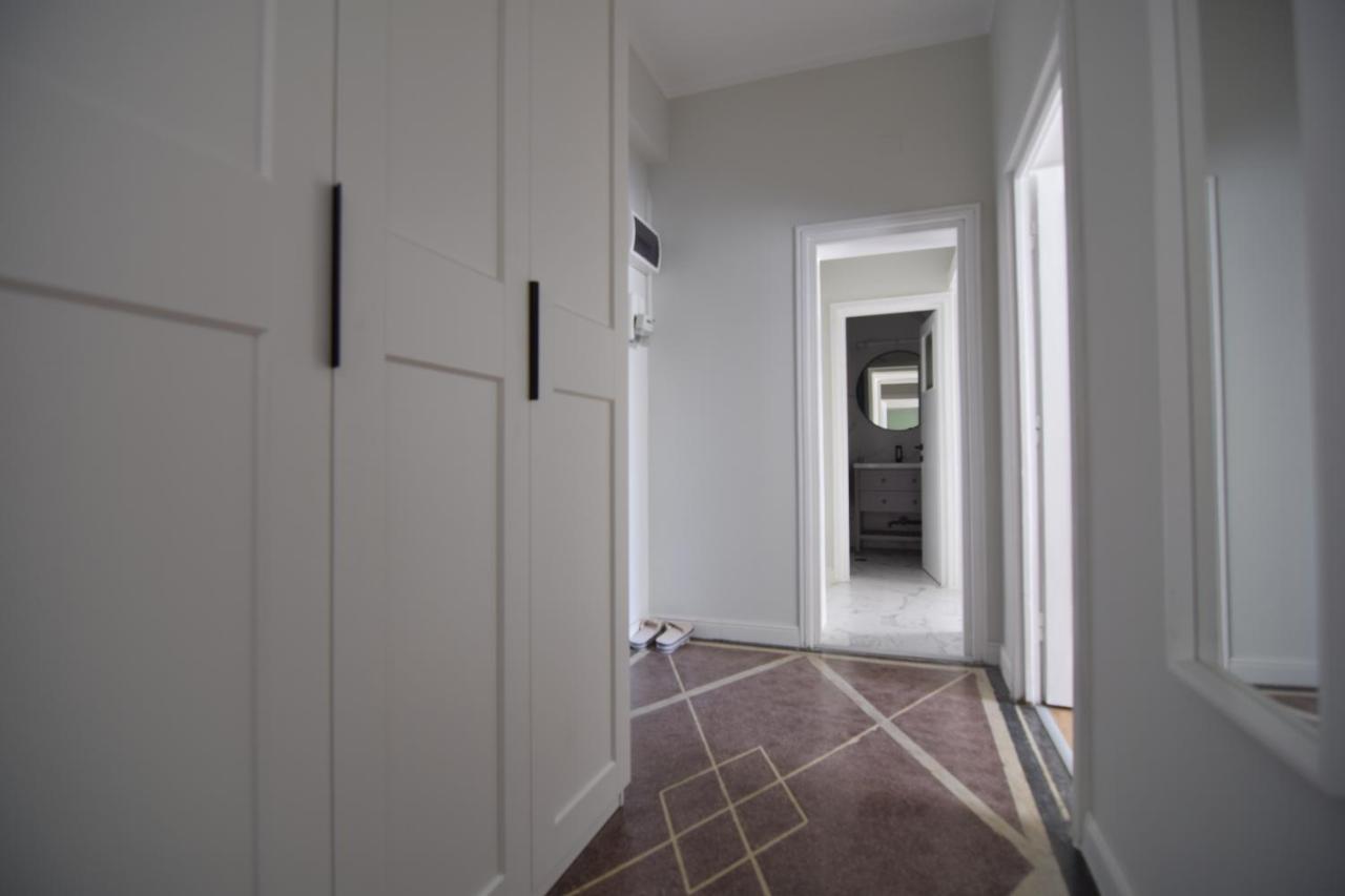Beautiful Apartment In Old City Boekarest Buitenkant foto