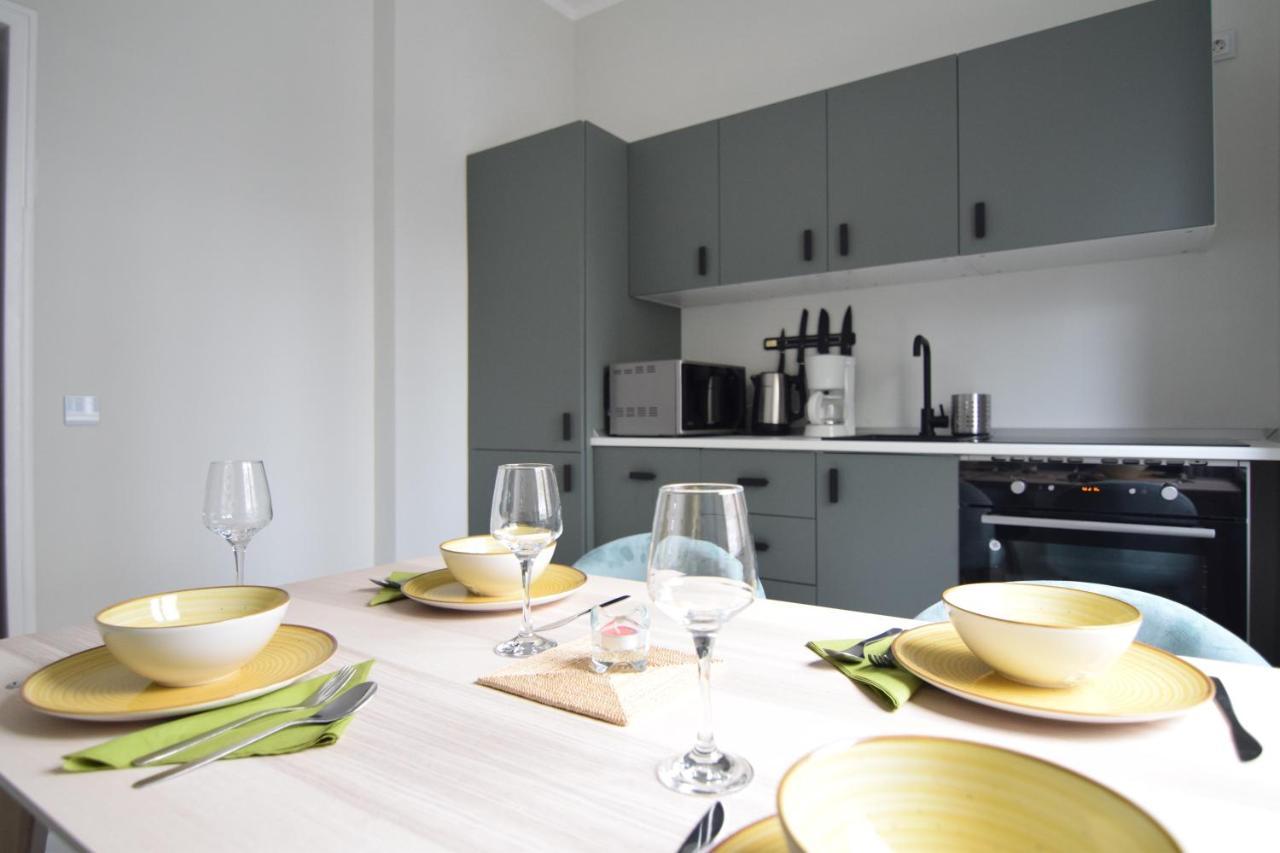 Beautiful Apartment In Old City Boekarest Buitenkant foto