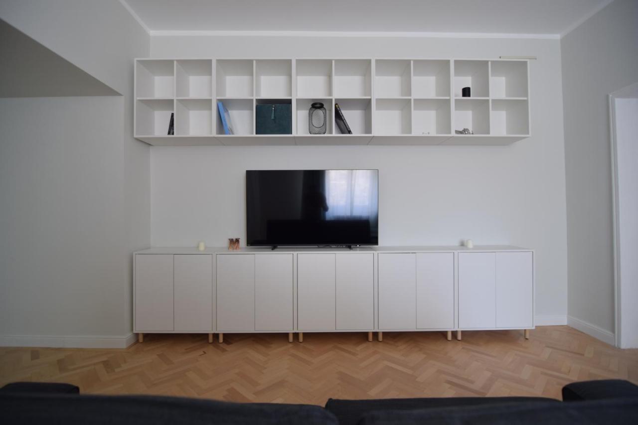 Beautiful Apartment In Old City Boekarest Buitenkant foto