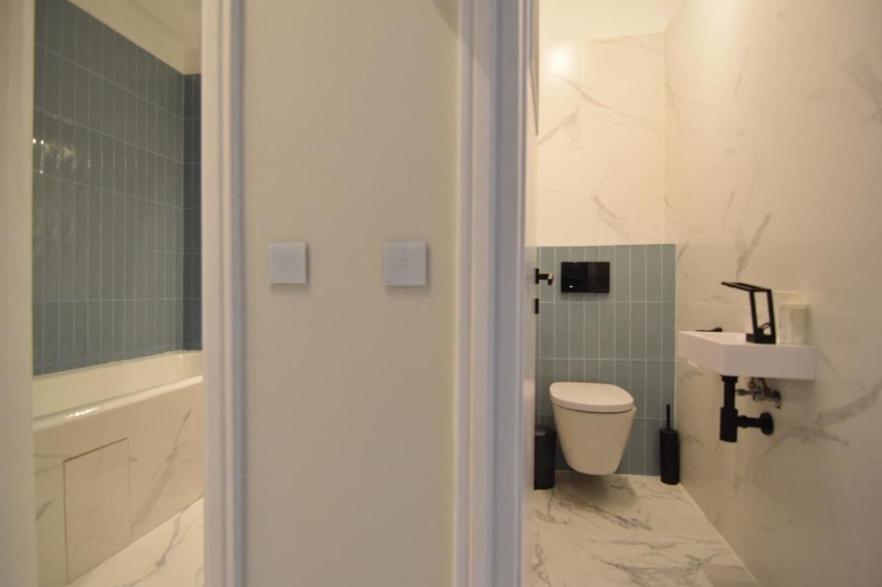 Beautiful Apartment In Old City Boekarest Buitenkant foto