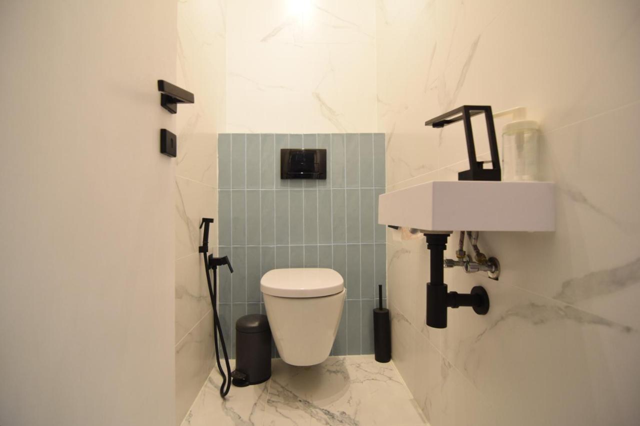 Beautiful Apartment In Old City Boekarest Buitenkant foto