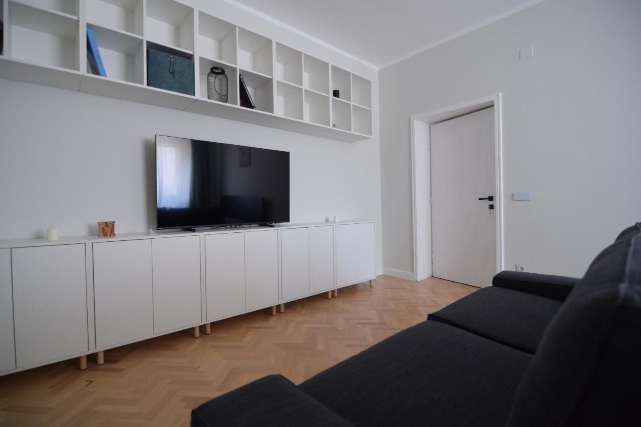 Beautiful Apartment In Old City Boekarest Buitenkant foto