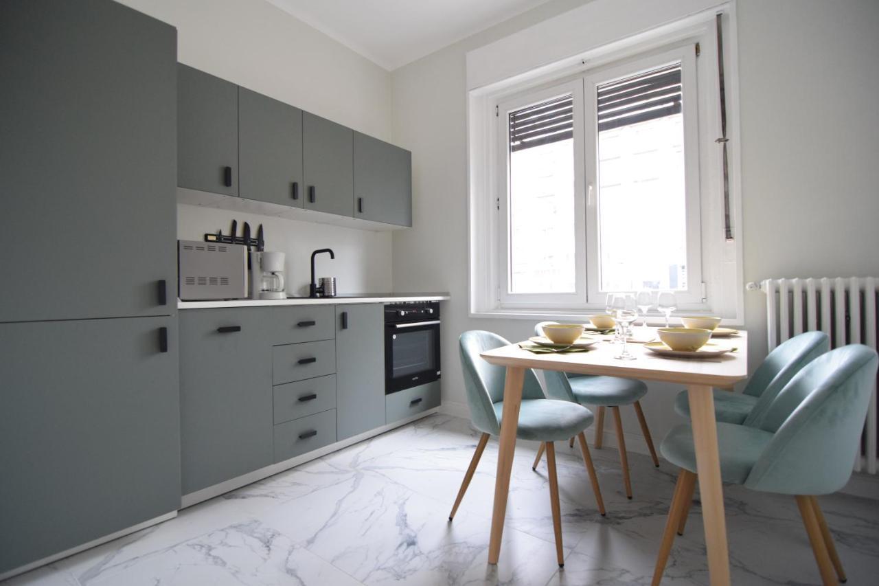 Beautiful Apartment In Old City Boekarest Buitenkant foto