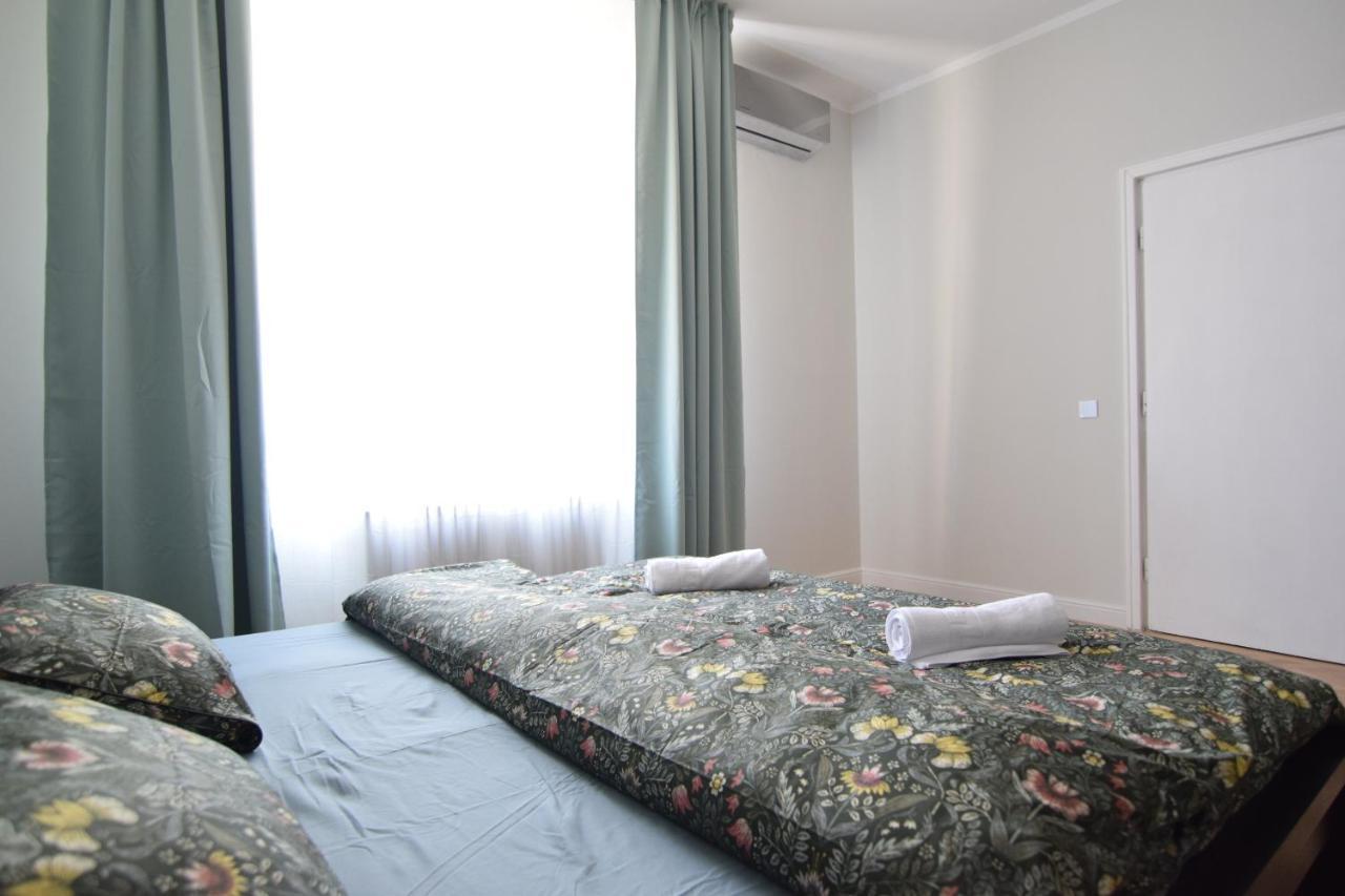 Beautiful Apartment In Old City Boekarest Buitenkant foto