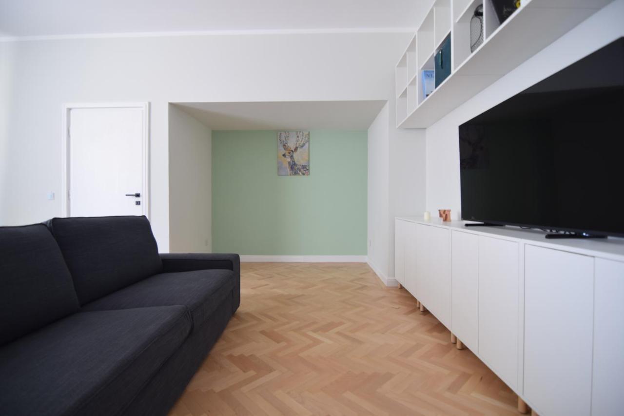 Beautiful Apartment In Old City Boekarest Buitenkant foto