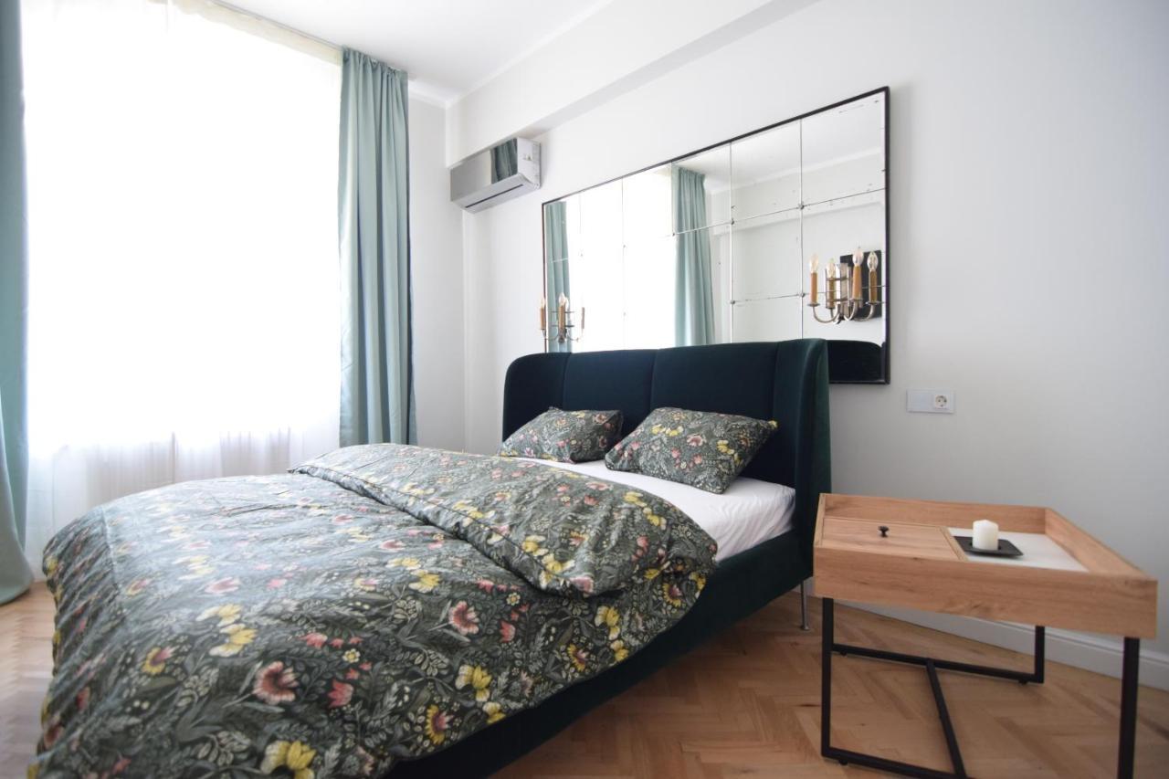 Beautiful Apartment In Old City Boekarest Buitenkant foto