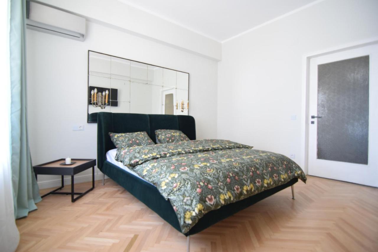 Beautiful Apartment In Old City Boekarest Buitenkant foto