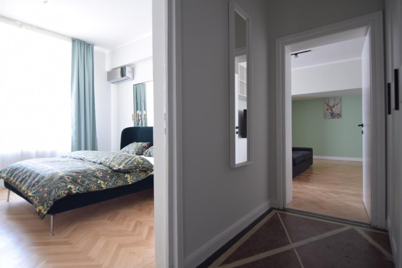 Beautiful Apartment In Old City Boekarest Buitenkant foto